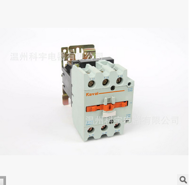   怎样区别交流接触器与直流接触器1.交流接触器的铁芯由彼此绝缘的硅钢片叠压而成,并做成双E形;直流接触器的铁芯都由整块软铁制成,多为U形