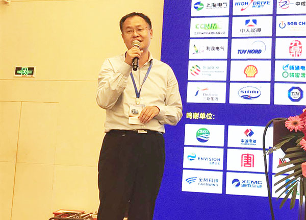 9月14日，福建通尼斯新能源科技有限公司董事长张远林在2017第十届中国（江苏）国际风电产业发展高峰论坛作了《12MW漂浮式新型海上风力发电机》主题报告。他表示，未来的风机一定是在深海