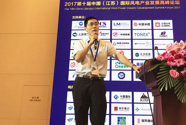 9月14日，明阳智慧能源集团股份公司市场本部副总经理叶凡在2017第十届中国（江苏）国际风电产业发展高峰论坛作了主题报告，重点介绍了大风机技术创新驱动风电产业发展。他表示，风机在不断发展过程中产品是在不断创新的，包括技术路线也是与时俱进的