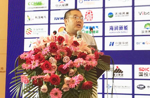海上风电产业正在成为新的能源“风口”受到各界资本、风电行业和地方政府的热烈追捧。9月14日至15日，由江苏省可再生能源行业协会和江苏风力发电工程技术中心联合主办的2017第十届中国(江苏)国际风电产业发展高峰论坛在南京举行，来自政府部门、行业协会、能源开发、设备制造、安装运维、咨询认证、金融投资等各个领域的企业家和技术专家齐聚一堂，探寻海上风电发展商机，共谋风电产业健康发展之路