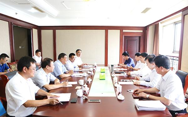 澎湃新闻获悉，9月13日，中国华电集团公司党组书记、董事长赵建国在雄安新区拜会了河北省委常委、副省长，雄安新区党工委书记、管委会主任陈刚。双方就加强合作等事宜进行了交流