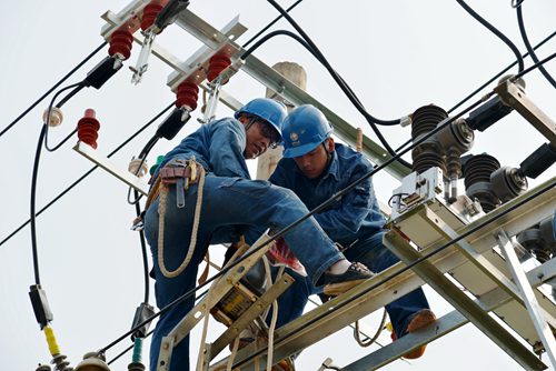 8月23日，济源供电公司为10千伏承留线18号杆加装开关，以实现该条线路的双电源供电，提高当地居民的供电可靠性。

  
  
  