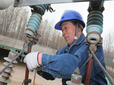 3月26日上午，虞城供電公司線路工區(qū)利民線路班工作人員冒著淅瀝的春雨，對科迪集團奶牛養(yǎng)殖廠配變進行春檢消缺。今年春季檢修工作開展以來，該公司精心組織技術(shù)人員對供電設(shè)備進行全面排查、檢修維護、預(yù)試校驗、消缺處理，以提高電力設(shè)備健康運行水平，確保安全生產(chǎn)長周期