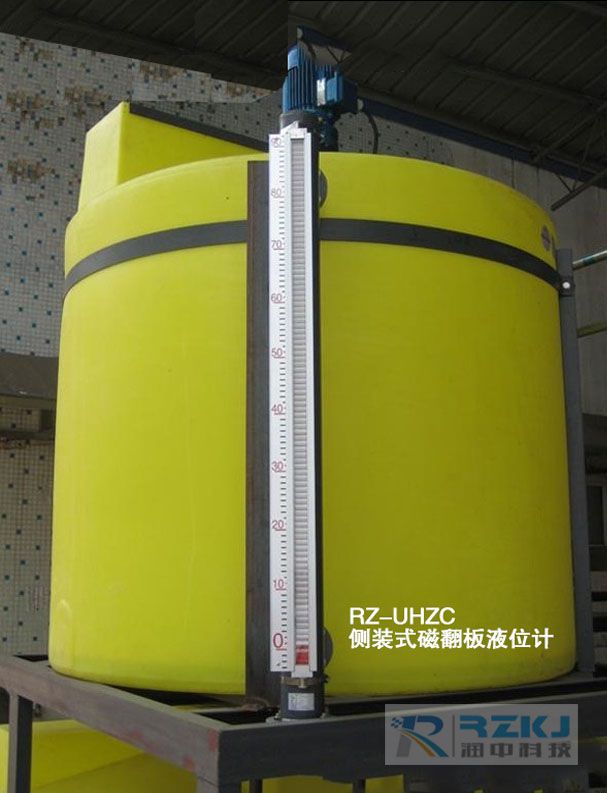 
         磁翻板液位计广泛用于石油、化工等工业领域的液位指示，该液位计结构简单，观察直观、清晰，不堵塞、不渗漏，安装方便，维修简单。玻璃板液位计上、下端安装法兰与容器相连接构成99连通器，透过玻璃板可直接观察到容器内液位的实际高度