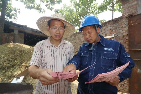 為進(jìn)一步強(qiáng)化“三夏”期間用電安全管控，濟(jì)源供電公司組織供電服務(wù)人員每天逐片對麥場進(jìn)行巡視，重點(diǎn)對私拉亂扯、掛鉤用電、導(dǎo)線裸露以及無漏電保護(hù)裝置等不規(guī)范、不安全的用電行為進(jìn)行集中排查，發(fā)現(xiàn)一例，糾正一例，積極引導(dǎo)麥?zhǔn)沼脩艨茖W(xué)合理、依法合規(guī)安全用電，確保用戶用電的規(guī)范性、安全性。同時，加大電力設(shè)施保護(hù)宣傳，認(rèn)真講解線下焚燒秸稈的危害，告誡農(nóng)戶加強(qiáng)電力設(shè)施保護(hù)，嚴(yán)防因焚燒秸稈和涉農(nóng)機(jī)械碰撞導(dǎo)致的跳閘停電等事件發(fā)生