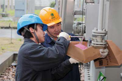         3月26日，富陽市供電局2名運(yùn)行人員正在為110千伏長春變更換主變硅膠。這是該局第一次由運(yùn)行人員獨(dú)立完成的設(shè)備消缺操作