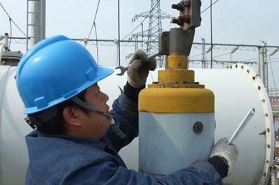 3月25日，河南省淅川縣電業(yè)局組織專業(yè)技術(shù)維修人員對110千伏鳳凰調(diào)壓站進(jìn)行設(shè)備檢修。連日來，該局集中開展電力設(shè)施春季檢修大行動，及時消除安全生產(chǎn)隱患，確保電網(wǎng)安全可靠供電