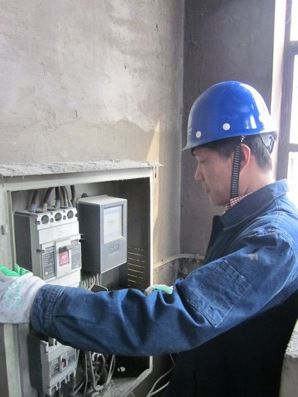 2013年3月，冀北豐南電力局響應公司團委號召，以毛澤東等老一輩革命家為雷鋒同志題詞50周年為契機，組織廣大青年志愿者開展學雷鋒紀念月活動。廣大黨員、團員、青年志愿者們帶著水果、油等慰問品，帶著暖暖的深情，走進敬老院、孤寡老人家中，開展多種形式的學雷鋒活動，為老人們室內(nèi)外用電線路進行檢查和維修，為老人理發(fā)，打掃房間，和他們拉家常，讓老人們倍感溫暖