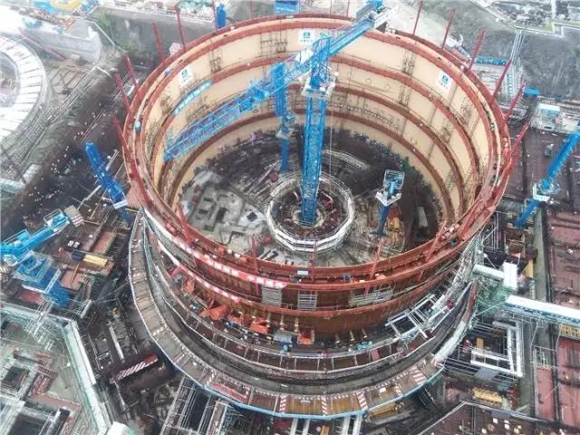 9月13日，防城港华龙一号示范项目3号机组内部结构+1.2米板混凝土正式浇筑完成，这为年底实现内部结构+11.6米的中广核高目标，打下了坚实基础。据了解，核电站反应堆厂房的蒸汽发生器、主泵、稳压器卸压箱等大部分主要设备都布置在内部结构+1.2米板这一结构层上，华龙一号示范项目3号机组内部结构+1.2米板混凝土浇筑的顺利完成，对后续系列重要施工的顺利推进而言意义重大