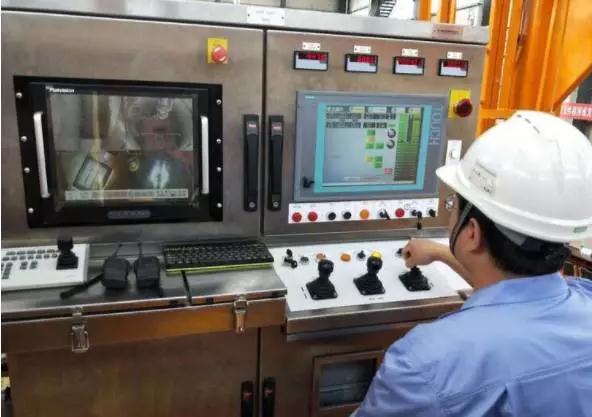 9月14日，全球首台"华龙一号"全自动数控装卸料机制造成功，这是由我国自主创新，拥有完整自主知识产权的三代核电技术。装卸料机是核电站保障核燃料组件安全的关键设备之一，它的主要功能是实现新燃料入堆的装入和乏燃料出堆的取出，整个过程要求安全、准确、迅速