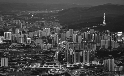 
            	电力脉搏下的城市进行农网改造升级“现在村里电器普及率很高，家家都配上了电暖器、电灶。‘楼上楼下，电灯电话’不算啥