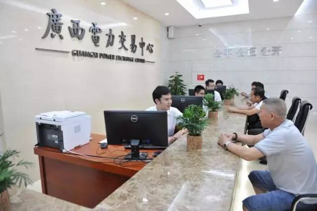 
            	小編從廣西電網(wǎng)召開的年中工作會上了解到，僅僅是一個半年的時間，廣西電網(wǎng)就干了這么多大事?。?！01 深化改革廣西電網(wǎng)牢牢把握改革主動權(quán)，緊緊抓住發(fā)展關(guān)鍵點，走上了可持續(xù)發(fā)展的軌道。推動直接電力交易擴大到35千伏及以上用戶，發(fā)電側(cè)火電全電量參與市場，核電超過三分之二的發(fā)電量參與市場，發(fā)電計劃放開水平全國領(lǐng)先