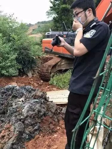 
            	近日，在浙江开展环境保护督察的中央第二环境保护督察组揭开一起“病死猪非法填埋”案件的面纱。经调查，从2013年4月至2014年3月，浙江湖州一企业将本该焚烧处置的部分病死猪进行非法掩埋，先后6次、累计掩埋数量约300吨