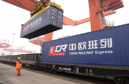 
            	“一帶一路”為電力企業(yè)帶來了機遇與挑戰(zhàn),企業(yè)投資熱門領(lǐng)域有哪些?能力君特邀請中國電力企業(yè)聯(lián)合會黨組成員、專職副理事長王志軒為您解答~“一帶一路”倡議為電力企業(yè)提供了“走出去”的新機遇。這一新機遇主要體現(xiàn)在哪些方面?有何風險?如何應對和規(guī)避?王志軒:“一帶一路”倡議為我國電力行業(yè)帶來諸多新的海外發(fā)展機遇:一是為電力行業(yè)傳統(tǒng)海外業(yè)務(wù)升級提供了新契機,增大了中資電力企業(yè)投資機會;二是為我國電力裝備產(chǎn)業(yè)提供了更為廣闊的市場空間;三是“綠色‘一帶一路’”理念更有利于發(fā)揮我國三代核電和風、