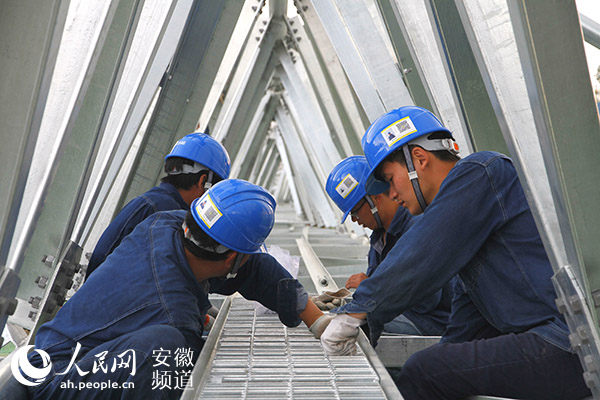 9月15日，500千伏芜湖三变电站施工现场一片繁忙景象，随着构架和横梁的拼装工作逐渐接近尾声，标志着该站正式拉开了电气施工的序幕。 500千伏芜湖三变电站位于芜湖市三山区峨桥镇山湖村东南侧，站址地貌主要为丘陵岗地、岗间洼地