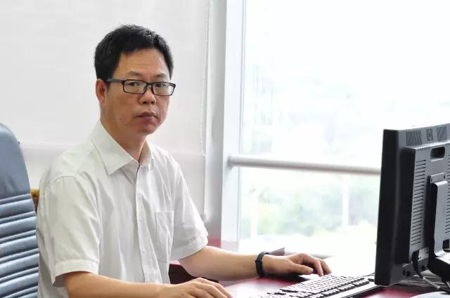 8月27日上午，年内第14号台风帕卡登陆台山，深圳亦是风雨大作。下午一点多，趁着外边风雨渐弱，董占发带上夫人为他收拾好的简单行李，赶往了深圳北站，乘高铁前往广州转赴防城港