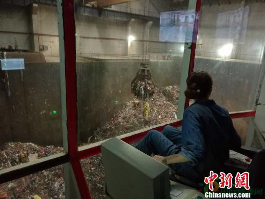 “吃进”30万吨垃圾，“吐出”9435万千瓦(度)电能，上网电量7745万千瓦(度)，湖南省第一座完全由本省企业采用自主技术投资设计、建设、运营的垃圾发电项目自去年8月运行以来，获得经济效益6500多万元人民币。湖南省衡阳市永清环保垃圾焚烧发电厂15日对外发布运营一周年数据