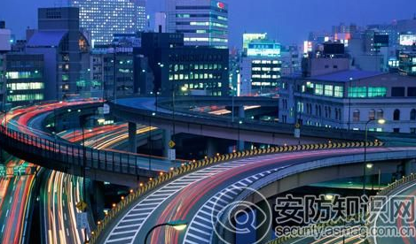 
            	智能交通正处于产业发展“井喷”临界点，更多政策支持也在酝酿之中。国家发改委基础司副司长郑剑近日赴杭州开展综合交通枢纽建设和智能交通发展专题调研，预示着政策层面对智能交通的关注度日益提高