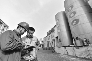 山东淄博供电公司服务人员为一家食品企业现场办理用电增容业务。远德亮 摄有没有哪一种服务，以客户“最多跑一次”为目标?乘着互联网时代的东风，国家电网经营区域内许多地方的供电服务已经可以达到这一标准