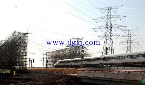
        	電力輸電線路識別技巧圖解 
 
（這是啥輸電線路……） 
先說說輸電桿塔的概念，輸電導線是由輸電桿塔一段一段撐起來的，高電壓等級的用“鐵塔”，低電壓等級的比如居民區(qū)里見的一般用“木頭桿”或“水泥桿”，合起來統(tǒng)稱“桿塔”。高電壓等級的線路需要有更大的安全距離，所以要架得很高，只有鐵塔才能有能力負擔數(shù)十噸的線路，一根電線桿架不了這么高、也沒這么大支撐力，所以電線桿都是