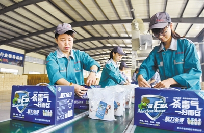 
            	河北省唐山市宏林硅膠有限公司前身是一家煤炭企業(yè)。2015年以來(lái)，該企業(yè)主動(dòng)適應(yīng)市場(chǎng)，積極轉(zhuǎn)型，研發(fā)生產(chǎn)用于凈化空氣的無(wú)機(jī)硅系列產(chǎn)品