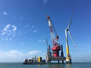
            	近日，由宁波分公司承建的浙江省首个海上风电项目――国电舟山海上风电场项目顺利完成首组风机承台施工。至此，六台风机承台实现首尾相连，屹立东海，巍然待风机