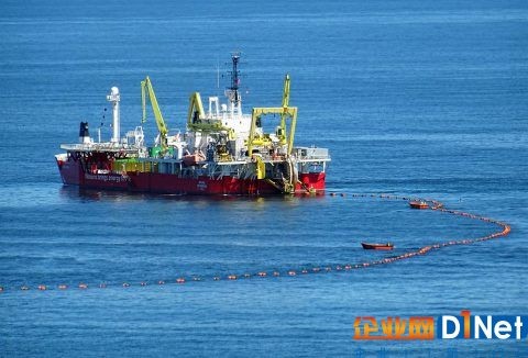 
            	日前，耐克森挪威公司正部署Beatrice海上风电场的首段输出电缆。Beatrice海上风电场的首段输出电缆开始安装部署工作将以安装靠近波特哥顿的近岸地区的首段33千米输出电缆开始