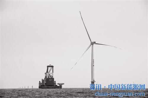                                                                                                                                                 
	　　今年以来，阳江市大力发展以海上风电装备制造、海上风电开发为上下游的风电产业，力争打造阳江新的支柱产业。笔者获悉，阳江海上风电开发总规划装机容量达1000万千瓦，目前一期300万千瓦项目取得突破性进展，首个海上风电场