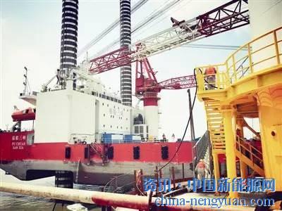                                                                                                                                                 
	　　8月25日，记者一行乘交通船十几分钟抵达三峡集团福建样机试验风场——福清江阴半岛东南侧兴化湾。在蔚蓝的海面上，已经矗立两座吊装好的风机，三峡集团海上风电样机试验风场的施工平台上，大型打桩船、