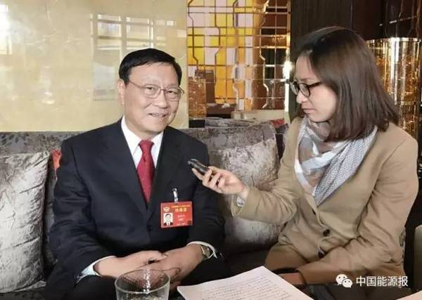　　 　　陳進(jìn)行委員接受中國能源報(bào)上會(huì)記者采訪 　　能混能源圈，一看你就不是一般的女同志 　　各位女神，節(jié)日快樂！ 　　兩會(huì)仍在持續(xù)報(bào)道，我們的上會(huì)記者采訪到了全國政協(xié)委員、大唐集團(tuán)公司董事長、黨組書記陳進(jìn)行。他通過我們的平臺(tái)向大家送上了節(jié)日祝福：祝能源行業(yè)所有女同胞三八國際勞動(dòng)?jì)D女節(jié)快樂！ 　　同時(shí)，他還對(duì)電力結(jié)構(gòu)性變化、煤電產(chǎn)能是否過剩、清潔能源發(fā)展等問題進(jìn)行解答，干貨滿滿