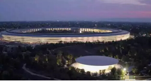 金投原油网09月15日讯，昨日，广受期待的iPhoneX在苹果的新办公地点——Steve Jobs Theater盛大发布！Steve Jobs Theater所在的苹果新办公区，是苹果公司耗资50亿美金（折合人民币约341亿元）倾力打造的。先来看看库克在昨晚的发布会上如何介绍这栋新办公楼的