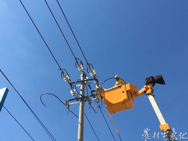 
　　农村电气化网讯：9月26日，在10千伏龙华线603线路磨头分线#139杆处，国网仙游县供电公司配电带电班采用单辆高空绝缘斗臂车的全绝缘作业方法，成功实施带负荷加装分段开关，总用时不到3小时，是该公司首次独立单车完成该项目的一次新突破。

　　在现场，作业人员严格按照作业方案做好安全措施，明确分工、有序工作，并进行现场安全监护、地面配合