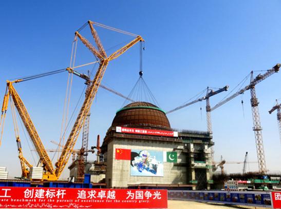 巴基斯坦当地时间10月13日，我国自主三代核电技术华龙一号海外首堆——巴基斯坦卡拉奇核电厂K2项目成功实现穹顶吊装，标志着该项目建设土建工作接近尾声，即将全面进入安装高峰阶段。同时，这意味着中核集团中原公司在同类核电站建设中首次创新性运用主设备预引入法取得了圆满成功，该机组主关键路径工期显著缩短