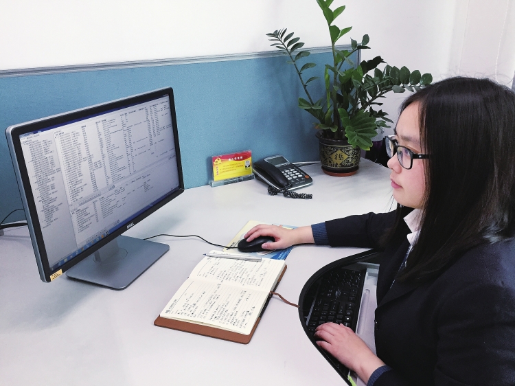                  　　李慧正對業(yè)務(wù)系統(tǒng)進(jìn)行調(diào)試?！　〗?，由廣東電網(wǎng)公司佛山供電局試驗(yàn)研究所狀態(tài)監(jiān)測班技術(shù)負(fù)責(zé)人李慧編程開發(fā)的“佛山供電局狀態(tài)監(jiān)測業(yè)務(wù)管理系統(tǒng)”正式上線
