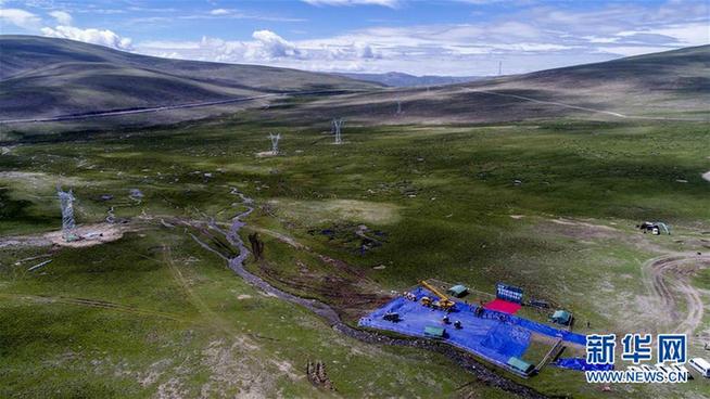                  7月10日，在西藏那曲地区的江古拉山上，国网重庆市送变电公司正在建设新一轮农网升级改造工程中的输电铁塔。当日，西藏那曲地区新一轮农网升级改造工程110千伏输变电工程开始进行首段架线施工试点，首个架线段将跨越江古拉山