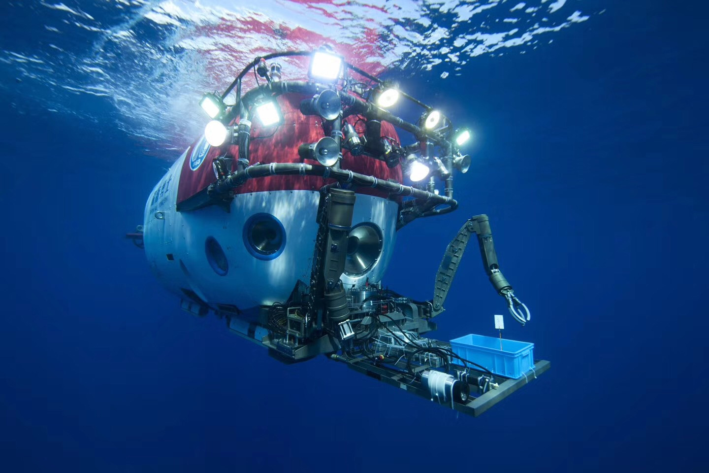　　近日，“十二五”863计划重大研制任务“深海勇士”号4500米载人潜水器顺利完成了海上试验，返航抵达三亚。中国科学院机器人与智能制造创新研究院(筹)(以下简称创新研究院)主要承担“深海勇士”号载人潜水器的“大脑”即潜水器控制系统的研制与海试任务
