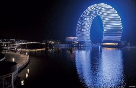
            	高端酒店、辦公類、教育類等公共建筑的能耗非常大，節(jié)能潛力也相對更大。對于“隨手關燈”，人們早已耳熟能詳，但現(xiàn)實生活中能否隨時隨地身體力行，或許就得打個問號