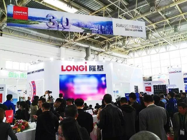 原标题：隆基乐叶Hi-MO2双面光伏组件获能源局与行业协会领导点赞            2017年10月17日，2017中国光伏大会暨展览会(PVCEC 2017)在北京盛大开幕。大会由中国光伏行业协会、中国可再生能源学会、中国循环经济协会可再生能源专业委员会、国家可再生能源中心以及工信部赛迪研究院联合主办