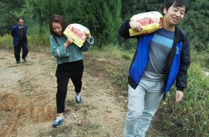 　　“扶贫干部”、“驻村干部”这些词虽然反复见诸媒体，但你真的清楚这些名称背后的故事吗？

　　五年来，南方电网公司共派出扶贫干部1301人次；2017年南网对口帮扶贫困点485个，派出扶贫干部502名。

　　这些南网人都干了什么？成效究竟如何？

　　正好趁着全国扶贫日，小赫兹带你去略探一二，听听那些扶贫一线的小故事——

　　从“父母官”变成“引导员”

　　从“国家给