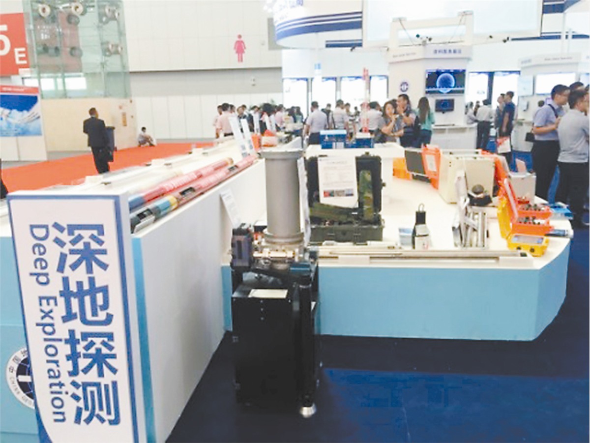 　　在2017中国国际矿业大会上，一些颜色绚丽的便携式小型仪器吸引了众多与会者的目光。这些用于深部地下资源探测的仪器是国家863计划重大项目“深部矿产资源勘探技术”的研发成果