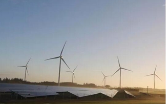 
                
	
                    
	維斯塔斯集團(tuán)19日宣布，將與澳大利亞可再生能源公司 Windlab 合作建設(shè)世界首個(gè)公用事業(yè)級(jí)風(fēng)光儲(chǔ)綜合利用并網(wǎng)項(xiàng)目。

	

	項(xiàng)目名為肯尼迪發(fā)電場(chǎng)一期（Kennedy Energy Park phase I），位于澳大利亞昆士蘭州中北部擁有一流風(fēng)能和太陽能資源的弗林德郡，業(yè)主是 Windlab