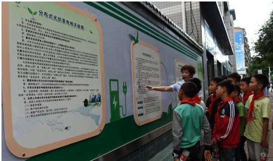 金投原油网10月23日讯，随着光伏产业逐渐被社会各地所接受，重庆率先开创创新助学模式，特建首个光伏助学科普教育基地，该基地中的光伏电站发电收益，也将全部用于该市万盛区石林小学的助教助学及贫困学子补助。随着社会不断进步，经济飞速发展，环境问题日益凸显，以光伏发电为代表的新能源已经纳入国家战略性发展规划