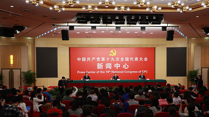 
            	10月23日下午，十九大新聞中心舉辦記者招待會(huì)，邀請(qǐng)中央財(cái)經(jīng)領(lǐng)導(dǎo)小組辦公室副主任楊偉民，環(huán)境保護(hù)部黨組書記、部長(zhǎng)李干杰介紹踐行綠色發(fā)展理念，建設(shè)美麗中國有關(guān)情況，并回答記者提問。主持人郭衛(wèi)民女士們、先生們，記者朋友們：大家下午好