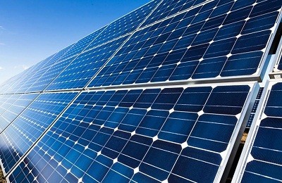 
            	10月24日，电力规划设计总院副院长吕世森在电规总院《“十二五”期间投产电力工程项目造价分析》发布会上表示，受设备价格降低和设计优化等影响，“十三五”期间风电和光伏等发电工程造价还将下调。“十二五”期间，国内风电和光伏项目大量开发建设，相关设备价格大幅下降后逐渐走向稳定，建设经验也从探索转向成熟