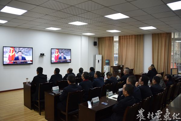 

　　農(nóng)村電氣化網(wǎng)訊：10月25日11時45分，蓬溪公司員工在各視頻會議室集中收看收聽了十九屆中共中央政治局常委同中外記者見面實況。

　　在聆聽了習近平在十九屆中共中央政治局常委同中外記者見面時的講話后，員工們認為：以習近平為總書記新的一屆中央領導，順應了歷史需要和民眾期盼