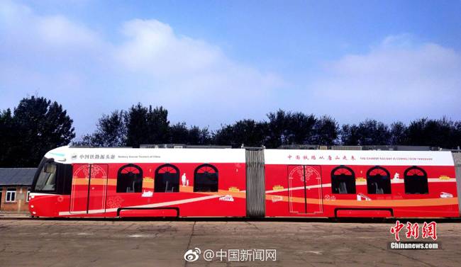 
圖為中車唐山公司研制的世界首列商用型氫燃料混合動(dòng)力100%低地板現(xiàn)代有軌電車?！强沙z
唯一的排放只有水……還記得去年在河北唐山下線的世界首列商用型氫燃料混合動(dòng)力有軌電車嗎?10月26日，它在具有136年歷史的唐胥鐵路載客運(yùn)營啦!人們乘坐這列有軌電車，體驗(yàn)“中國鐵路源頭游”，這是全球范圍內(nèi)，氫燃料電池有軌電車首次商業(yè)運(yùn)營，標(biāo)志著中國在新能源軌道交通領(lǐng)域?qū)崿F(xiàn)重大突破
