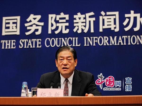 國新辦今日舉行新聞發(fā)布會(huì)介紹2017年前三季度工業(yè)通信業(yè)發(fā)展情況，工業(yè)和信息化部新聞發(fā)言人、運(yùn)行監(jiān)測協(xié)調(diào)局局長鄭立新表示，我國新能源汽車基本上是從2009年開始起步，經(jīng)過不到10年的時(shí)間，新能源汽車產(chǎn)業(yè)規(guī)模已經(jīng)全球領(lǐng)先，2015年和2016年連續(xù)兩年產(chǎn)銷量居世界第一，累計(jì)推廣100萬輛新能源汽車，占全世界的一半。
'
工業(yè)和信息化部新聞發(fā)言人、運(yùn)行監(jiān)測協(xié)調(diào)局局長鄭立新回答記者提問中國網(wǎng) 李佳 攝
再一方面，新能源汽車的發(fā)展技術(shù)水平在顯著提高