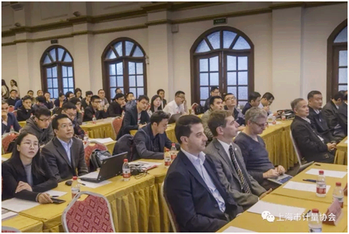 　　2017年10月24日，EMC热点国际研讨会在上海科学会堂顺利召开，来自4国9省市的生产企业、科研机构、认证公司、仪器厂商、大学院所等单位共计百余人参加了此次研讨交流活动，共同探讨电磁兼容新技术、新要求、新热点话题。  　　会上，主办方上海市计量协会郑光辉会长致辞