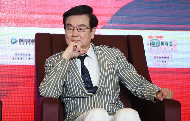 原标题：3年亏掉3亿，“开心鬼”黄百鸣甩卖影视资产，富力地产少东家接盘            本文来自我的小伙伴每经影视 微信号：meijingyingshi 对于香港地区著名电影人黄百鸣来说，他不仅是导演、监制、演员，还有一个重要的身份——上市公司的老板。黄百鸣是香港地区上市公司天马影视（01326.HK）的执行董事兼主席