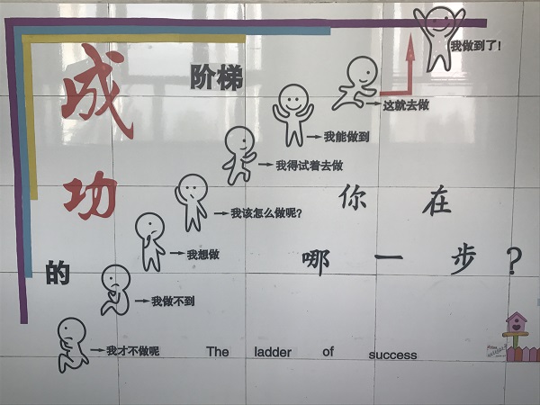 　　天山山脉绵延千里，在群山包围的南部山脉腹地，与吉尔吉斯共和国交界处，坐落着我国的一个边境县——新疆维吾尔自治区克孜勒苏柯尔克孜自治州阿合奇县。车辆行驶在山间公路，一侧看得见清澈见底的山间溪流，另一侧是荒芜高耸的巨石山峰